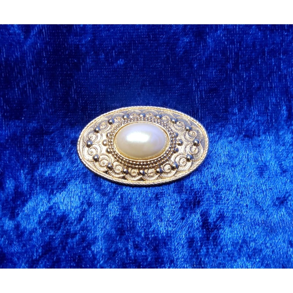 Vintage 1928 Gold Tone Faux Cabochon Pearl Brooch 11$